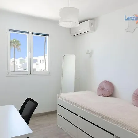 Buenavida Cozy Vv With Communal Pool And Air Con Апартаменты *